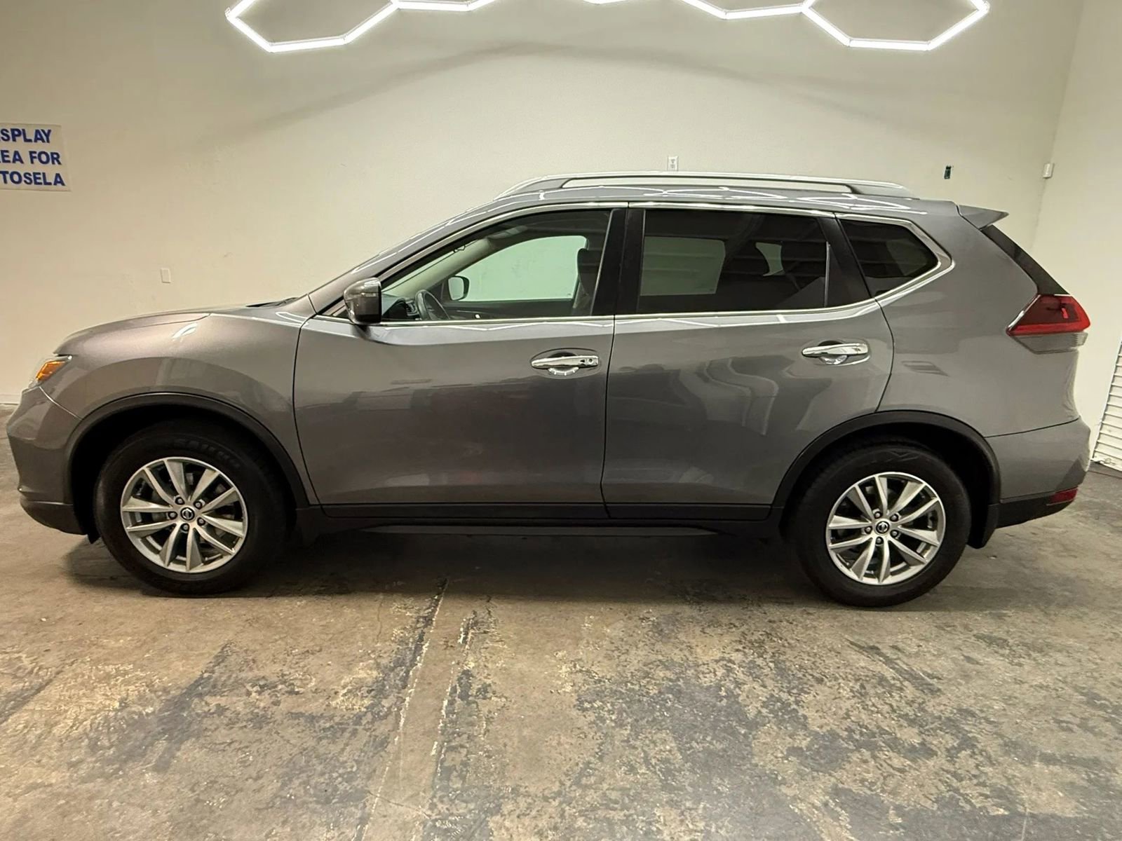 Used 2018 Nissan Rogue SV image 12