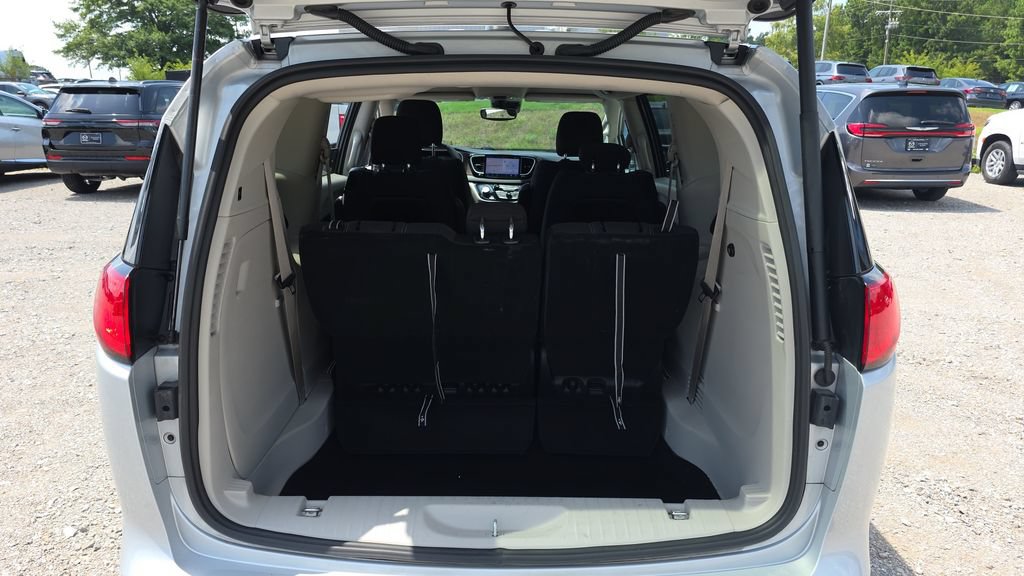 Used 2024 Chrysler Voyager LX FWD image 9
