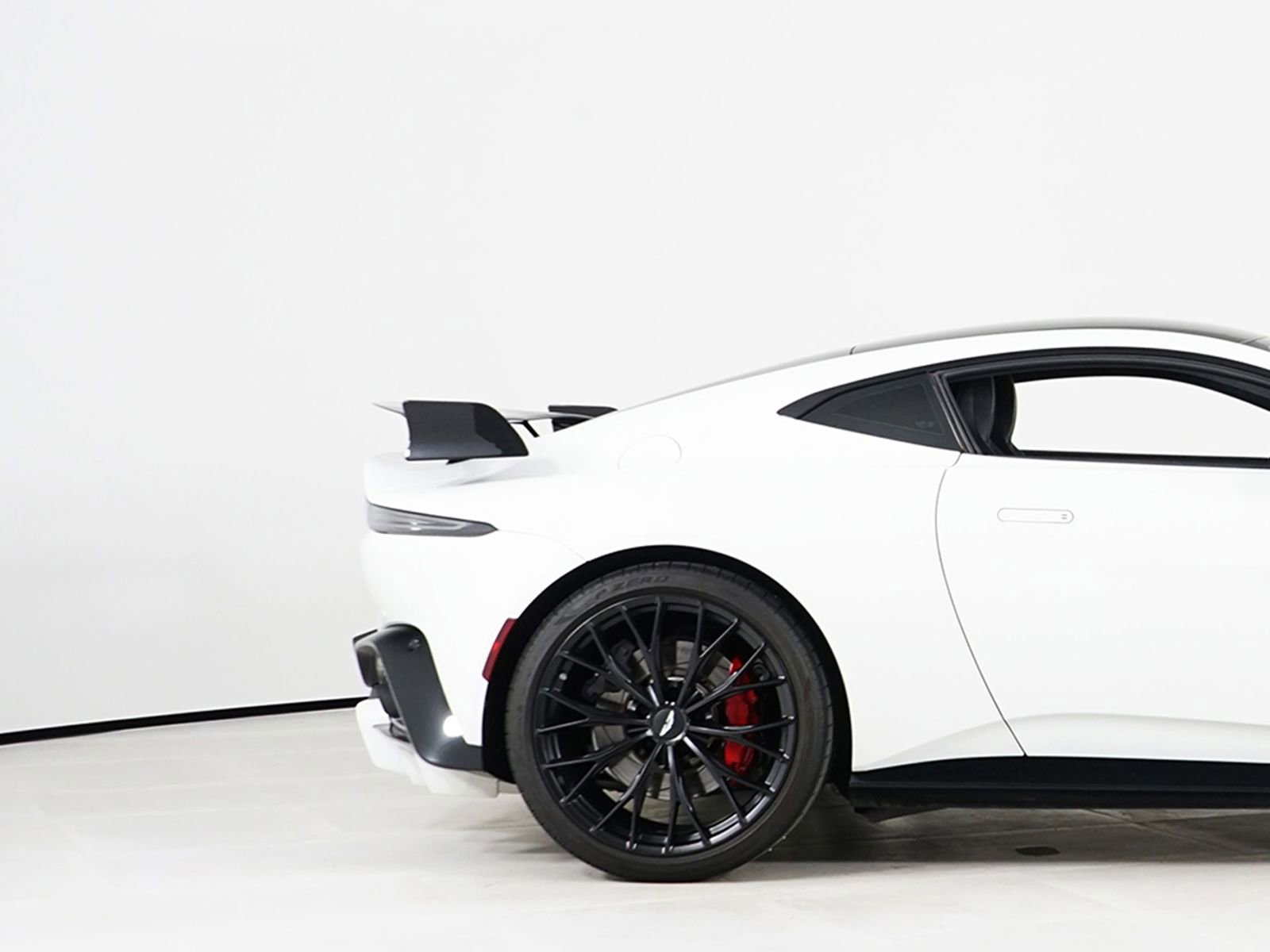 Used 2023 Aston Martin V8 Vantage Coupe RWD image 14
