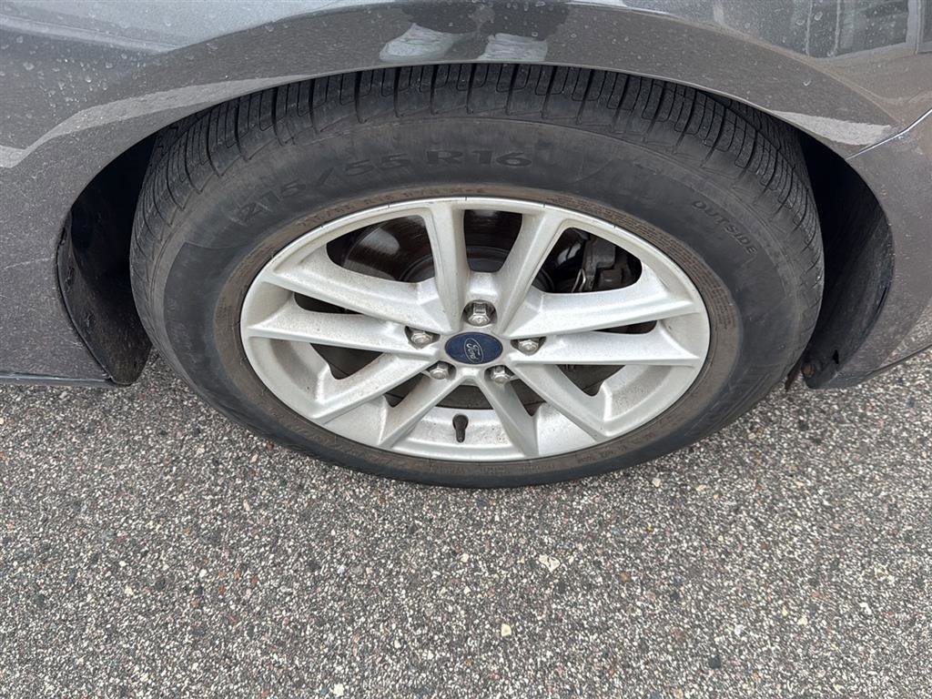 Used 2015 Ford Focus SE FWD image 2