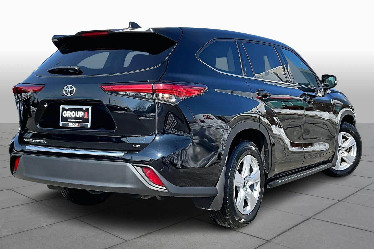 Used 2022 Toyota Highlander LE FWD image 12