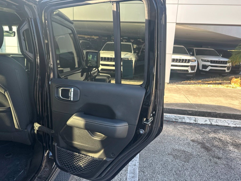 Used 2023 Jeep Wrangler Unlimited Sahara AWD/4WD image 26