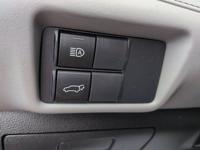 Used 2020 Toyota Highlander XLE AWD/4WD image 19