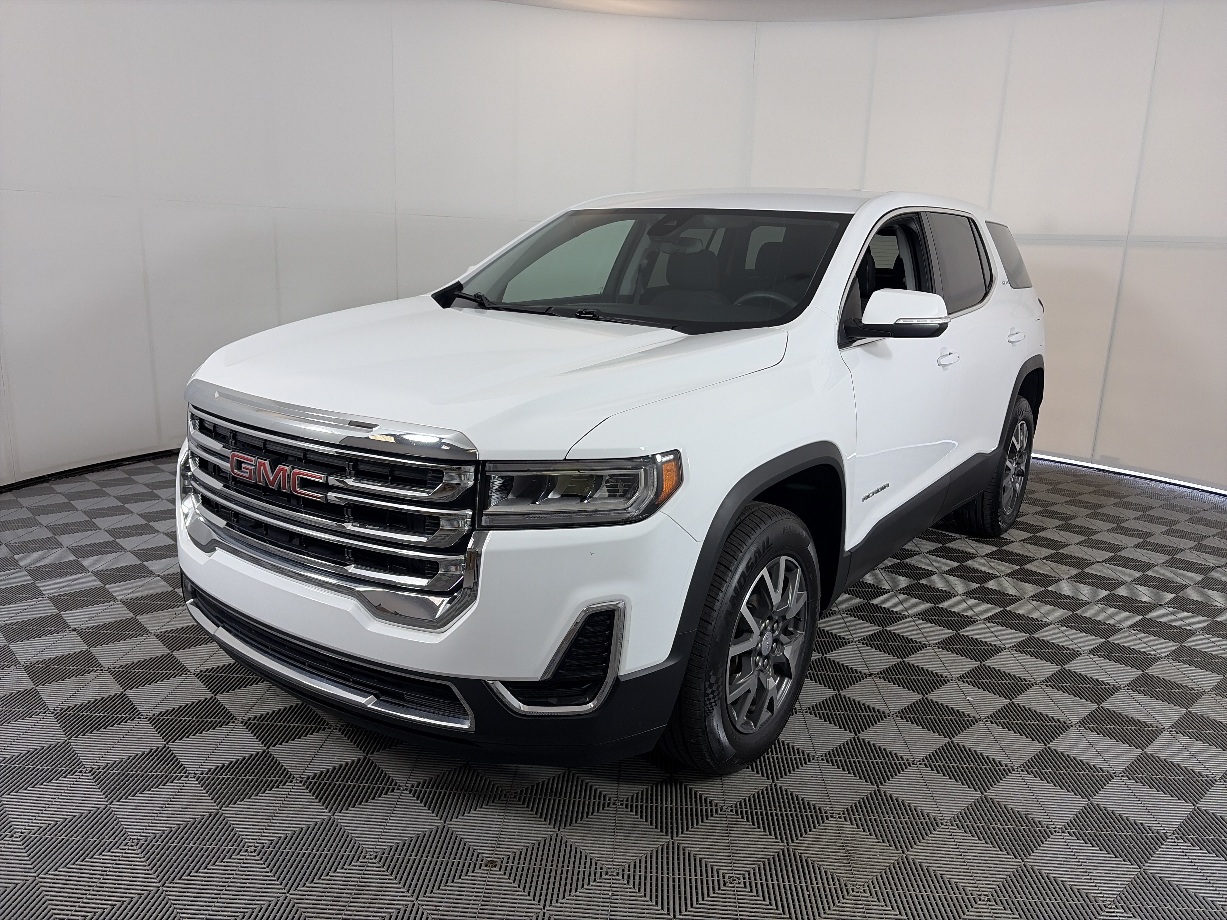Certified 2023 GMC Acadia SLE FWD image 3