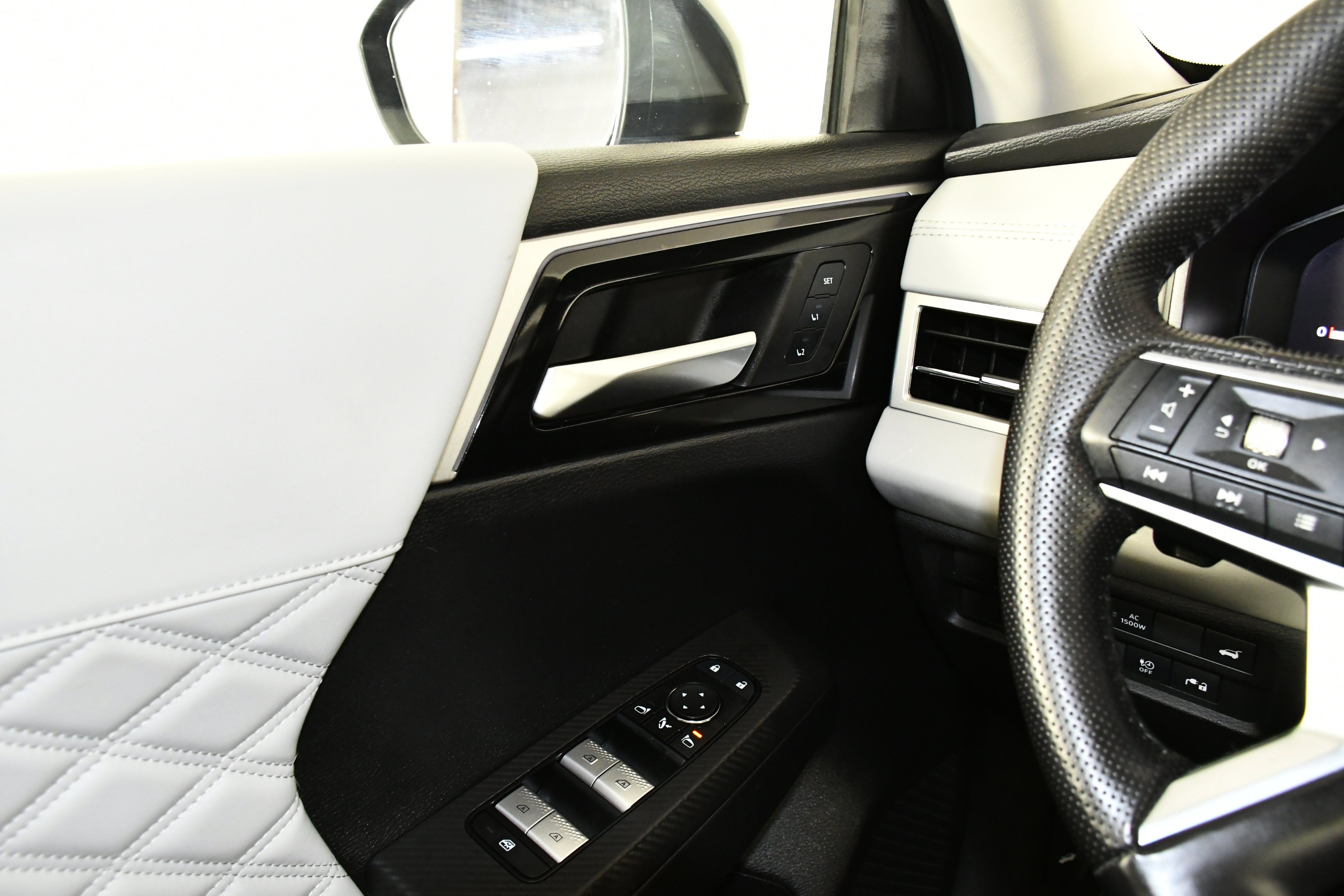 Used 2025 Mitsubishi Outlander SEL AWD/4WD image 32