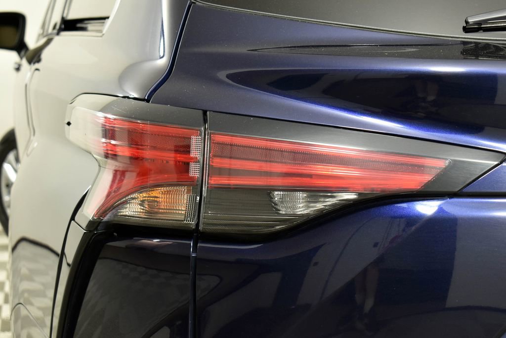 Used 2021 Toyota Sienna Limited image 21