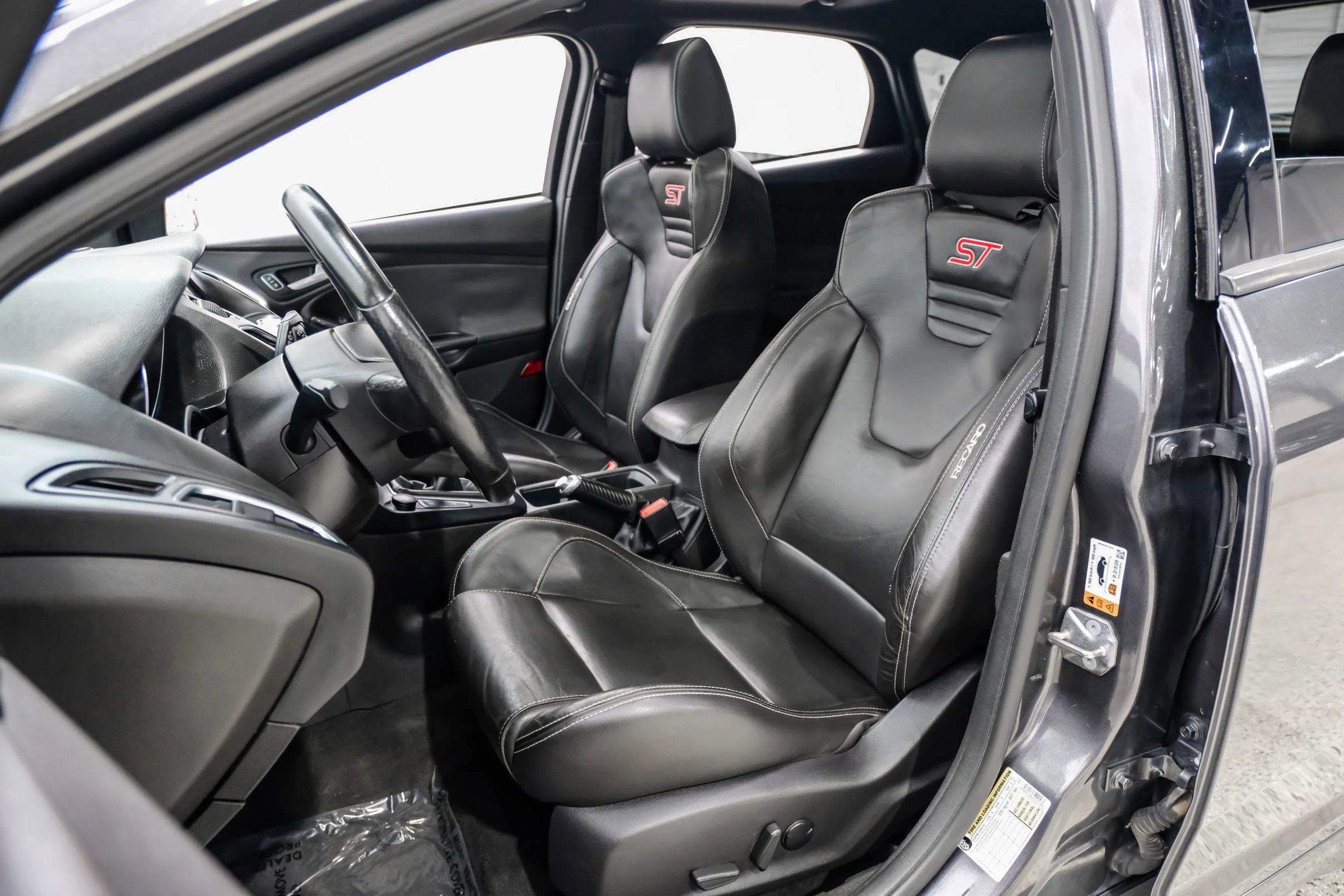 Used 2018 Ford Focus ST w/ Equipment Group 402A FWD image 44