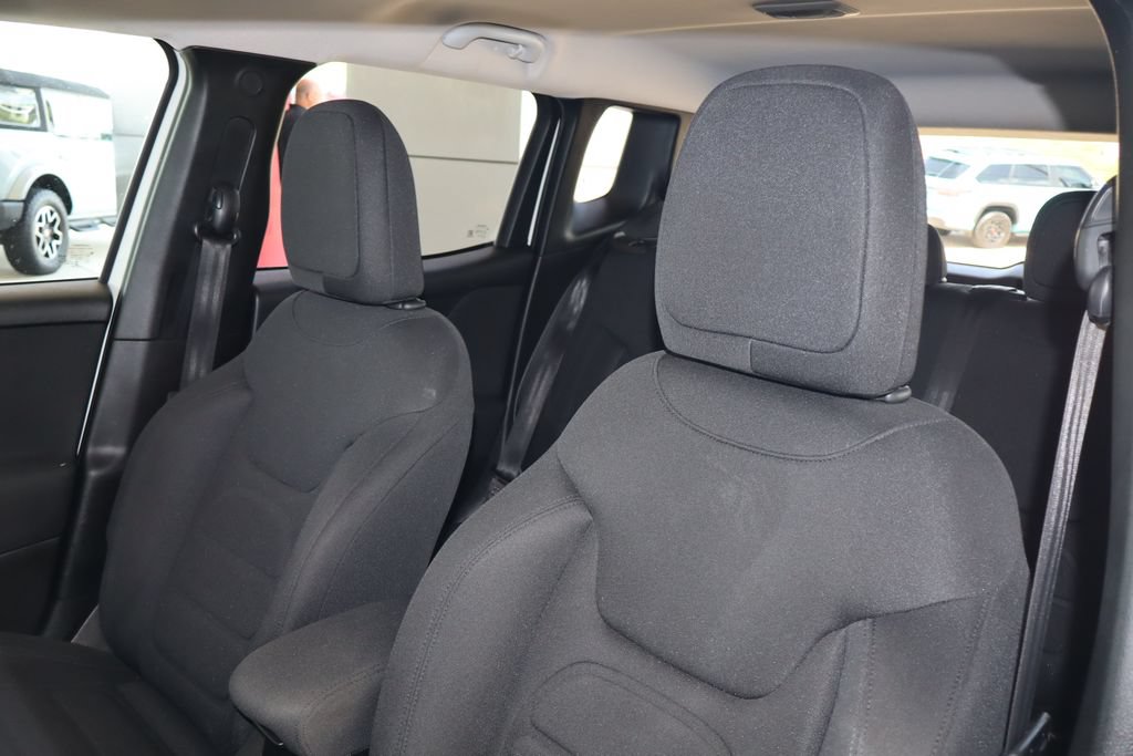 Used 2019 Jeep Renegade Latitude FWD image 16