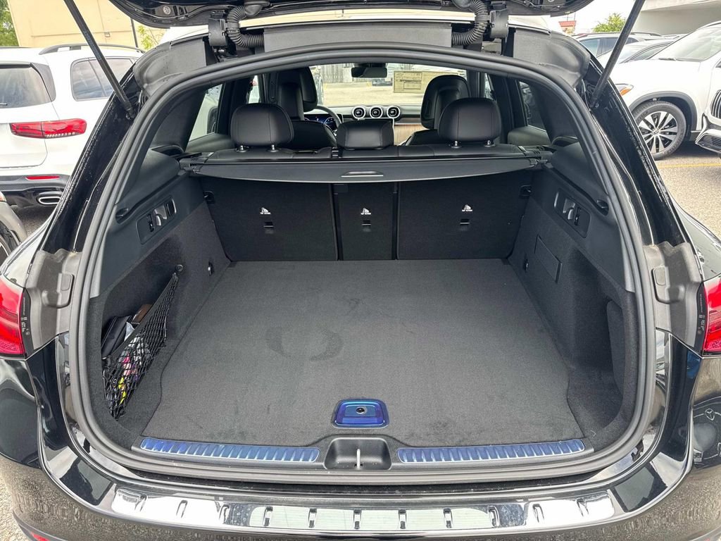 Used 2025 Mercedes-Benz GLC 300 4MATIC image 5