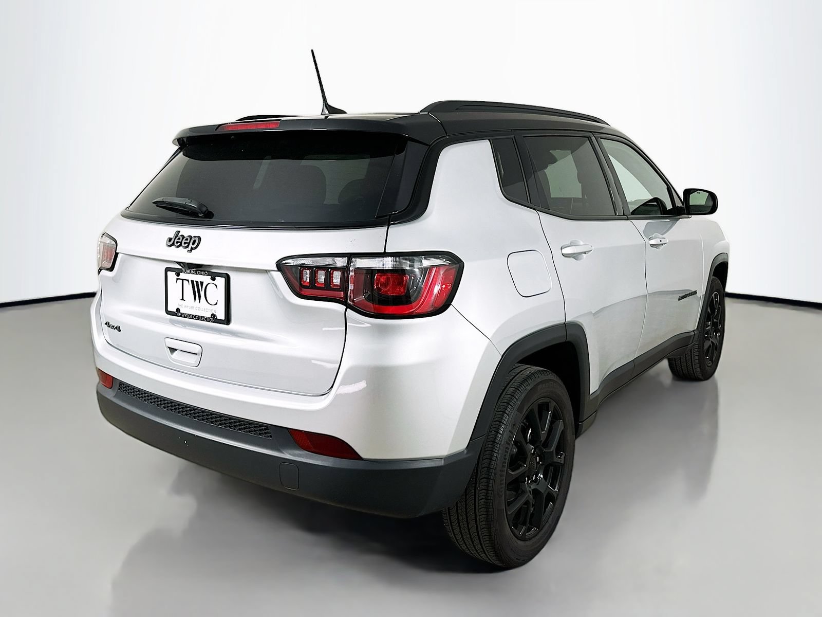 Used 2024 Jeep Compass Latitude w/ Convenience Group AWD/4WD image 5