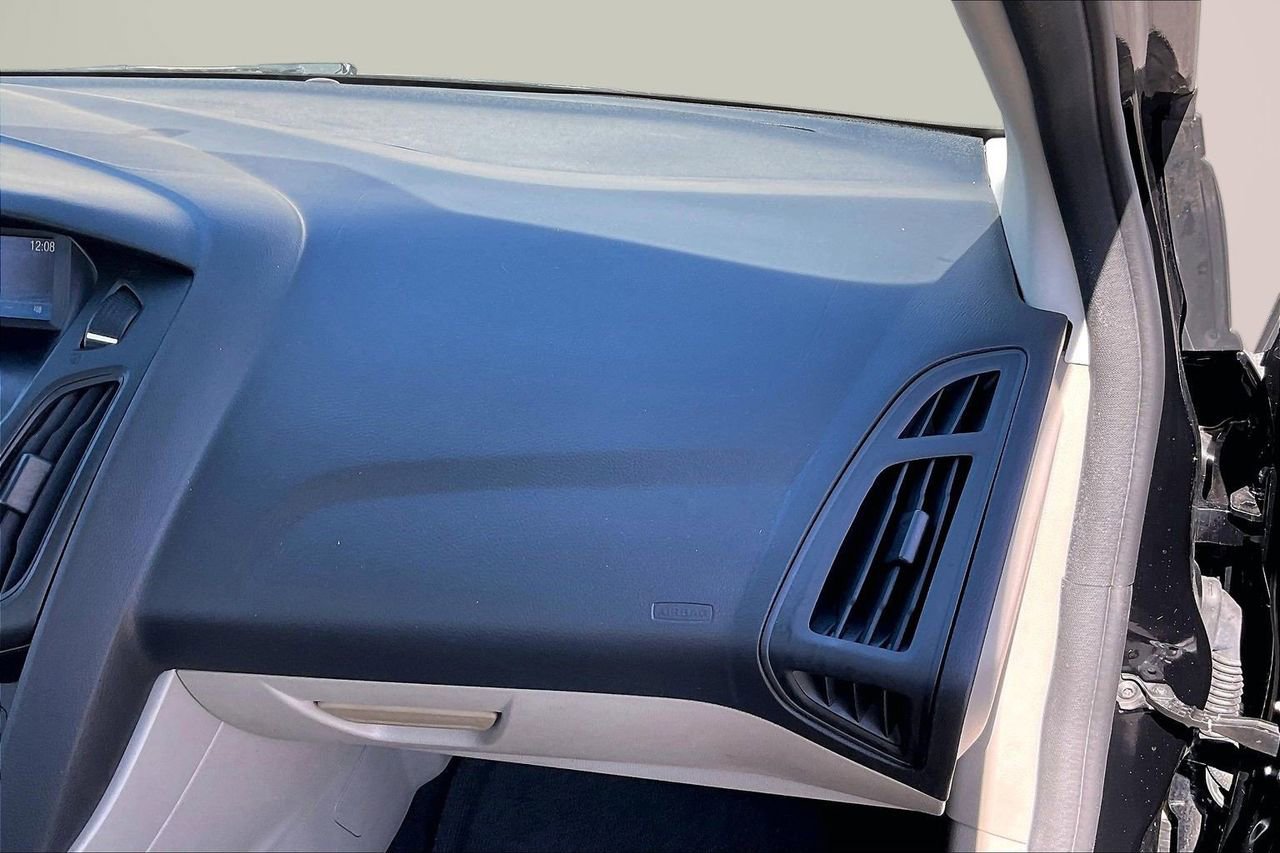 Used 2018 Ford Focus SE w/ SE Appearance Package image 19