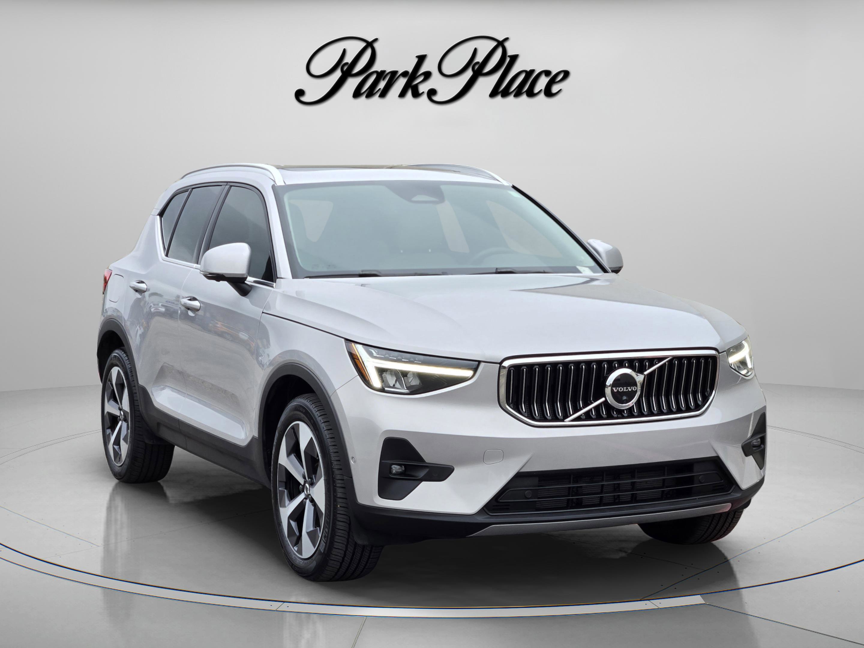 Used 2023 Volvo XC40 B5 Plus w/ Protection Package Premier AWD/4WD image 8