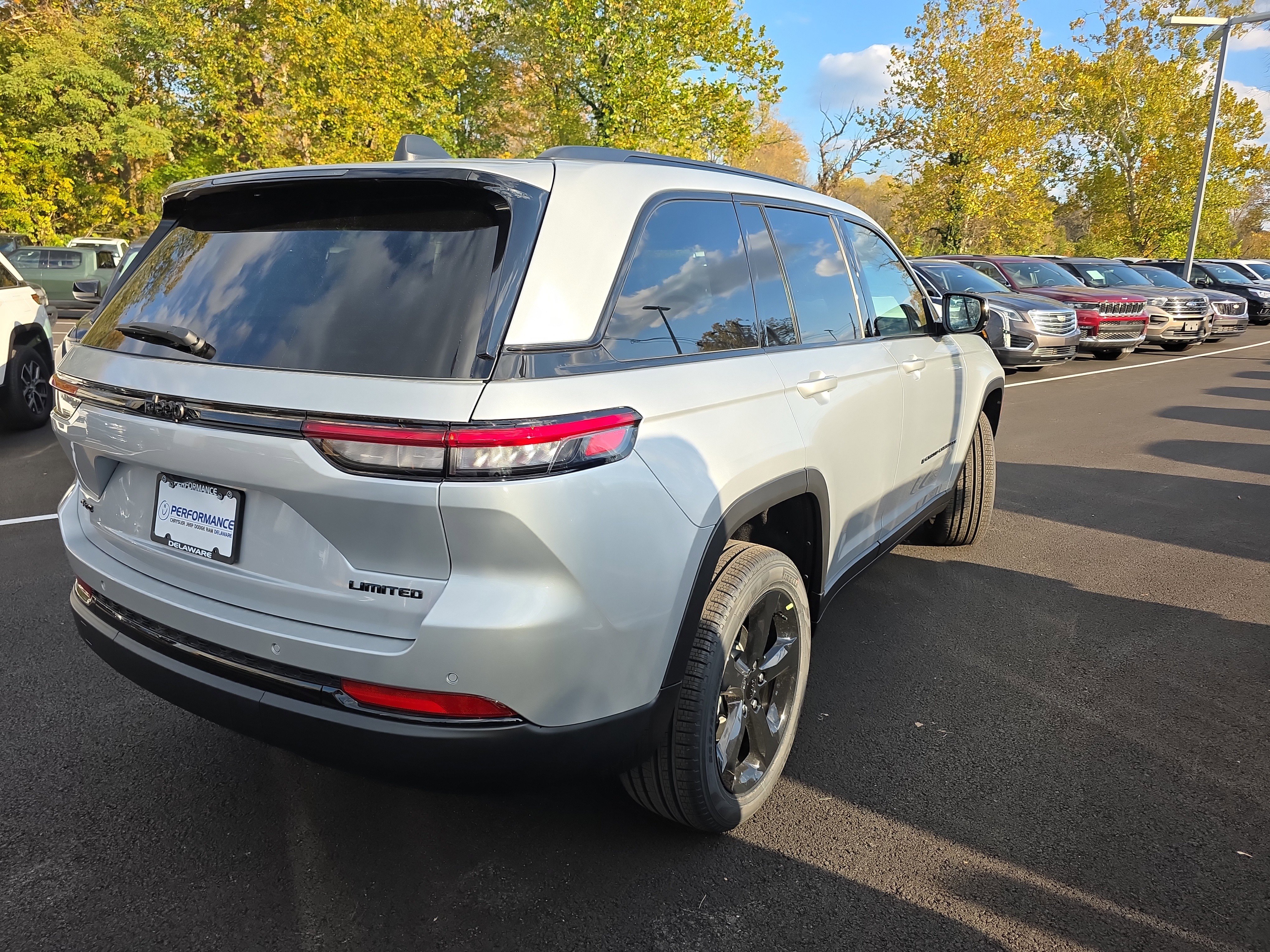 New 2025 Jeep Grand Cherokee Limited w/ Black Appearance Package image 21