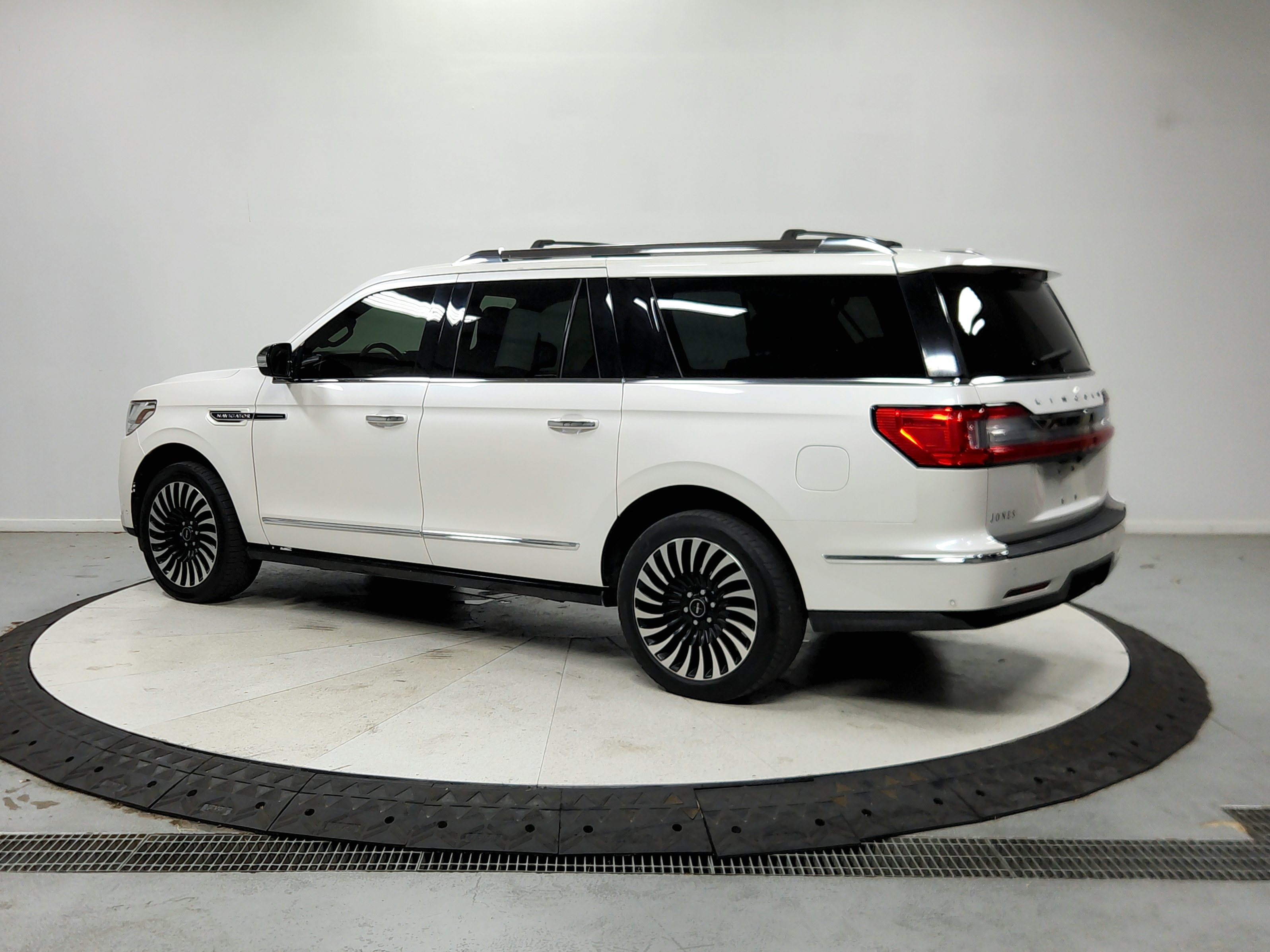 Used 2018 Lincoln Navigator L Black Label w/ Cargo Package AWD/4WD image 6