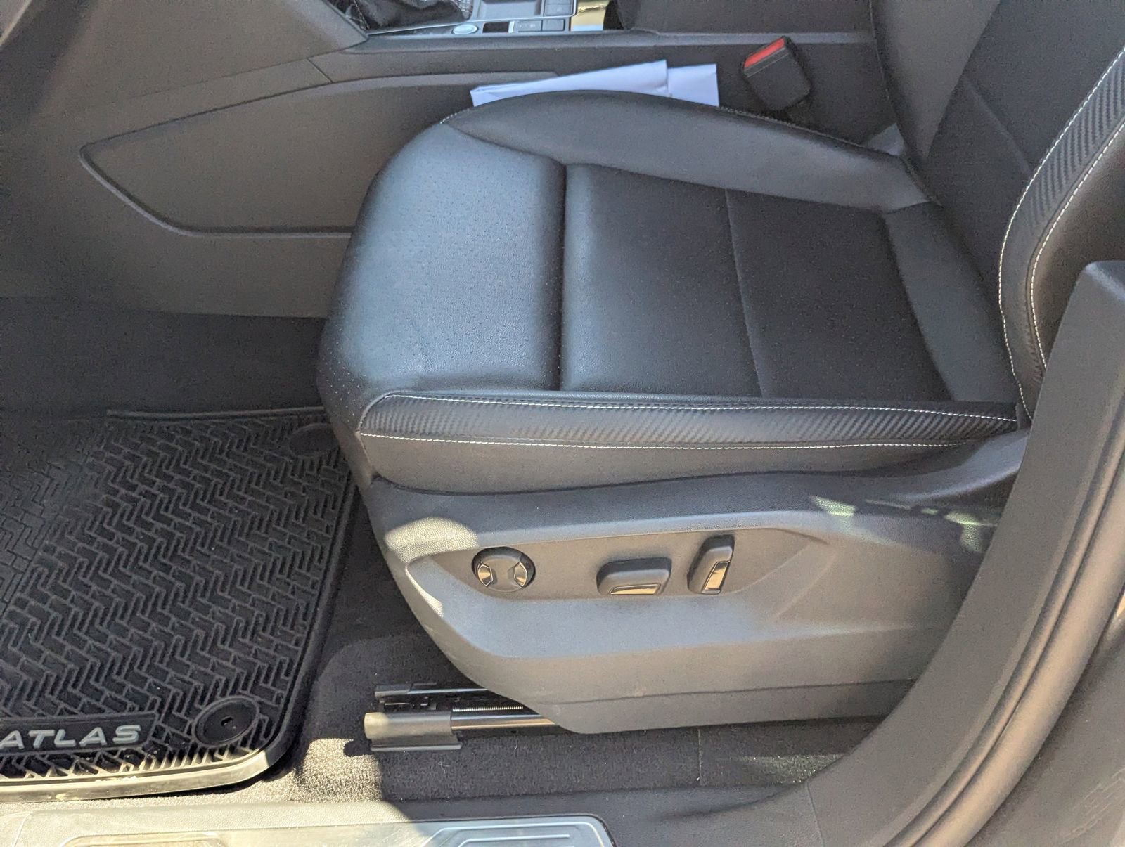 Used 2023 Volkswagen Atlas Cross Sport SE w/ Black Wheel Package image 18