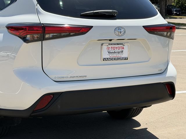 Used 2021 Toyota Highlander LE FWD image 6