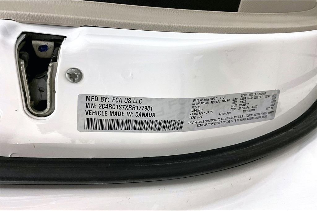 Used 2024 Chrysler Pacifica Select image 19