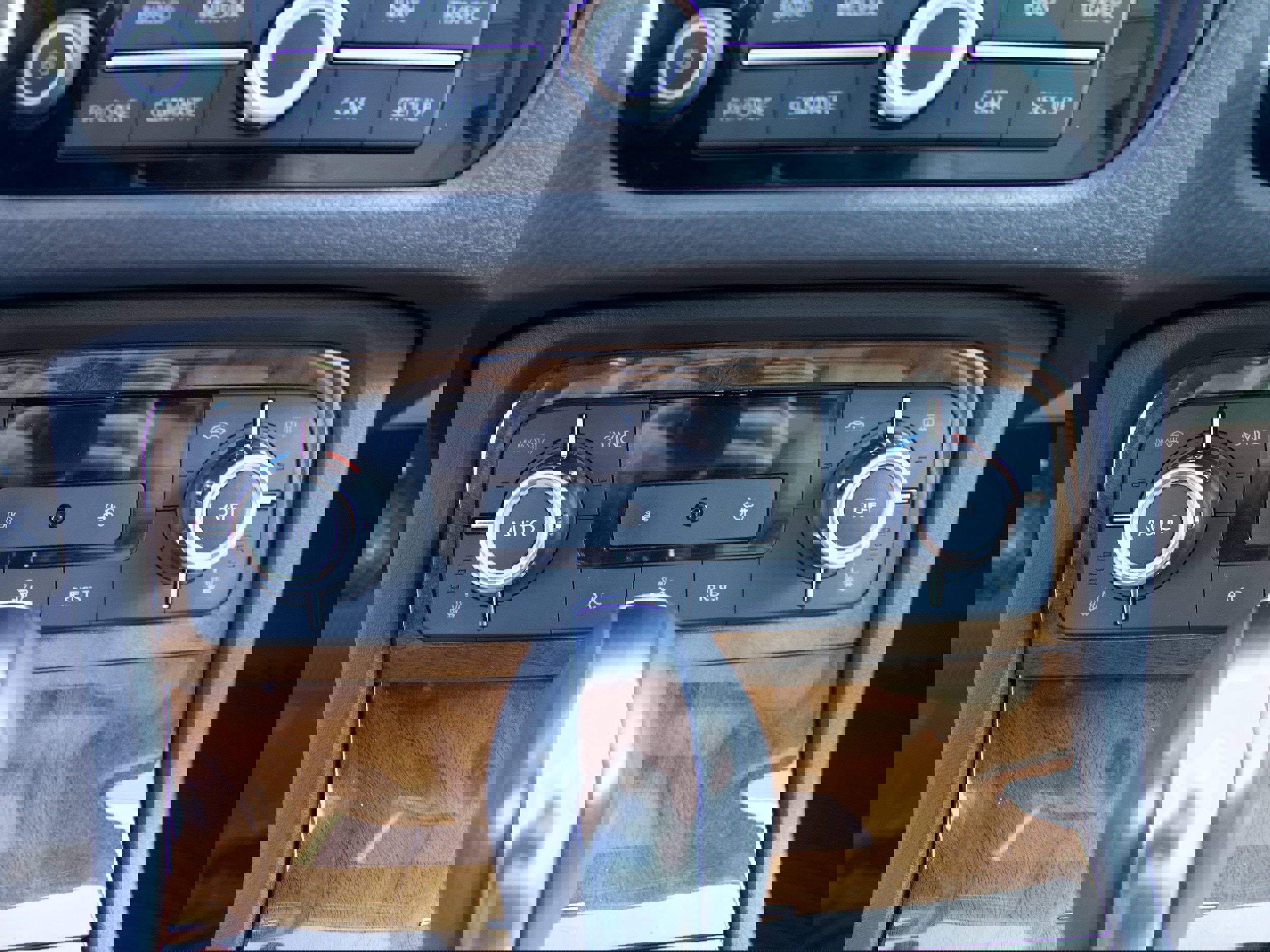 Used 2012 Volkswagen Touareg TDI image 22