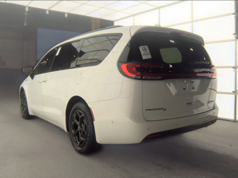 Used 2024 Chrysler Pacifica Premium FWD image 4