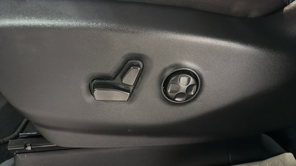 Used 2023 Chrysler Voyager LX FWD image 17