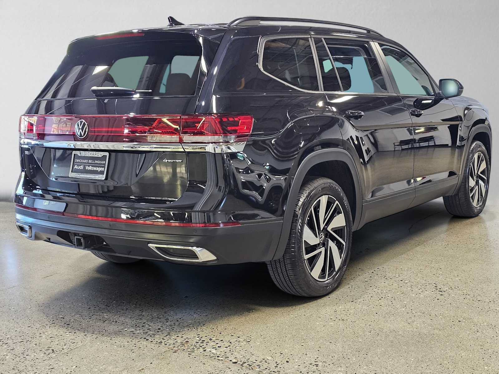 Used 2025 Volkswagen Atlas SE AWD/4WD image 3