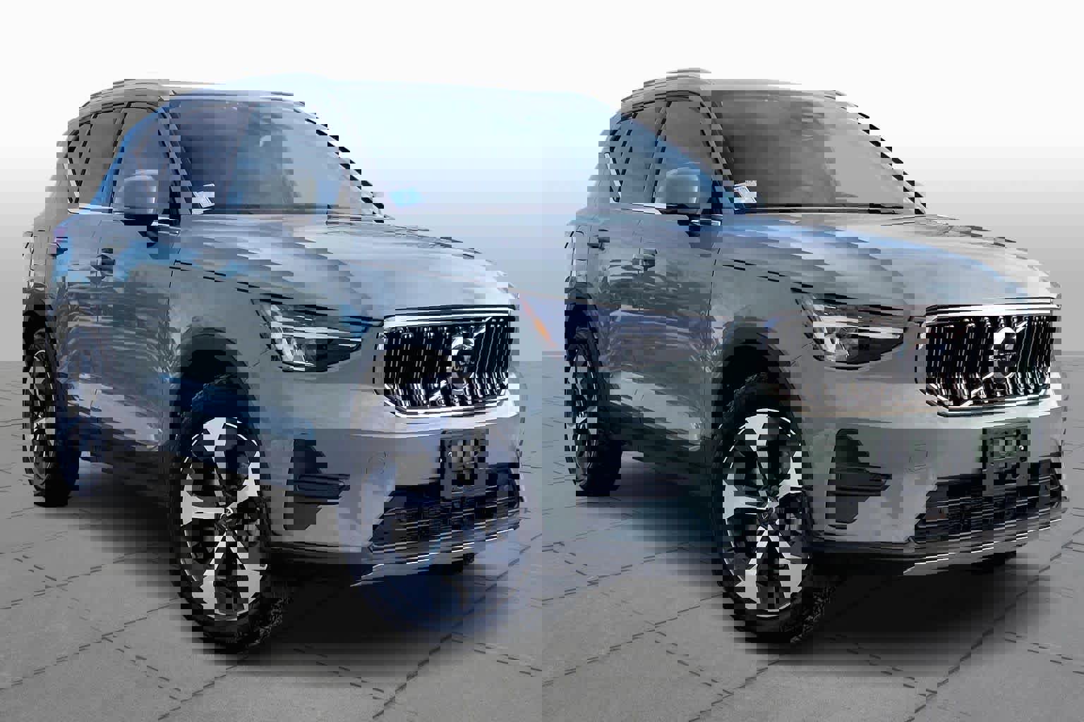 Used 2025 Volvo XC40 B5 Core w/ Protection Package Premier image 3