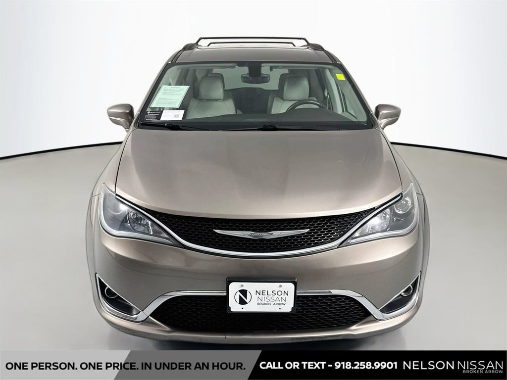 Used 2017 Chrysler Pacifica Touring-L FWD image 2
