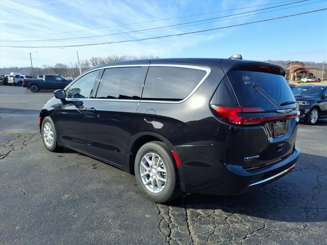New 2026 Chrysler Pacifica Select image 4