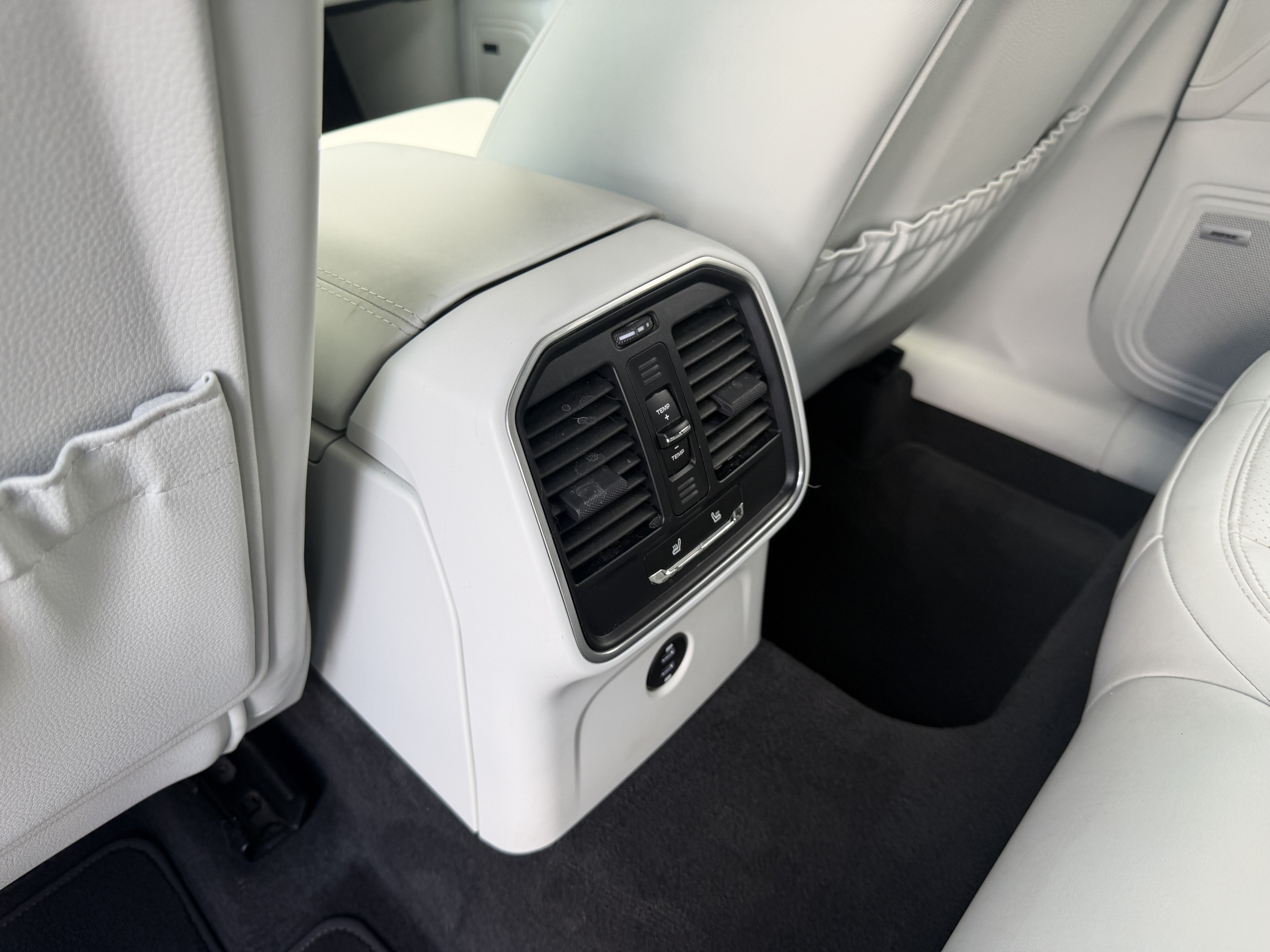 Certified 2024 Porsche Macan AWD/4WD image 26