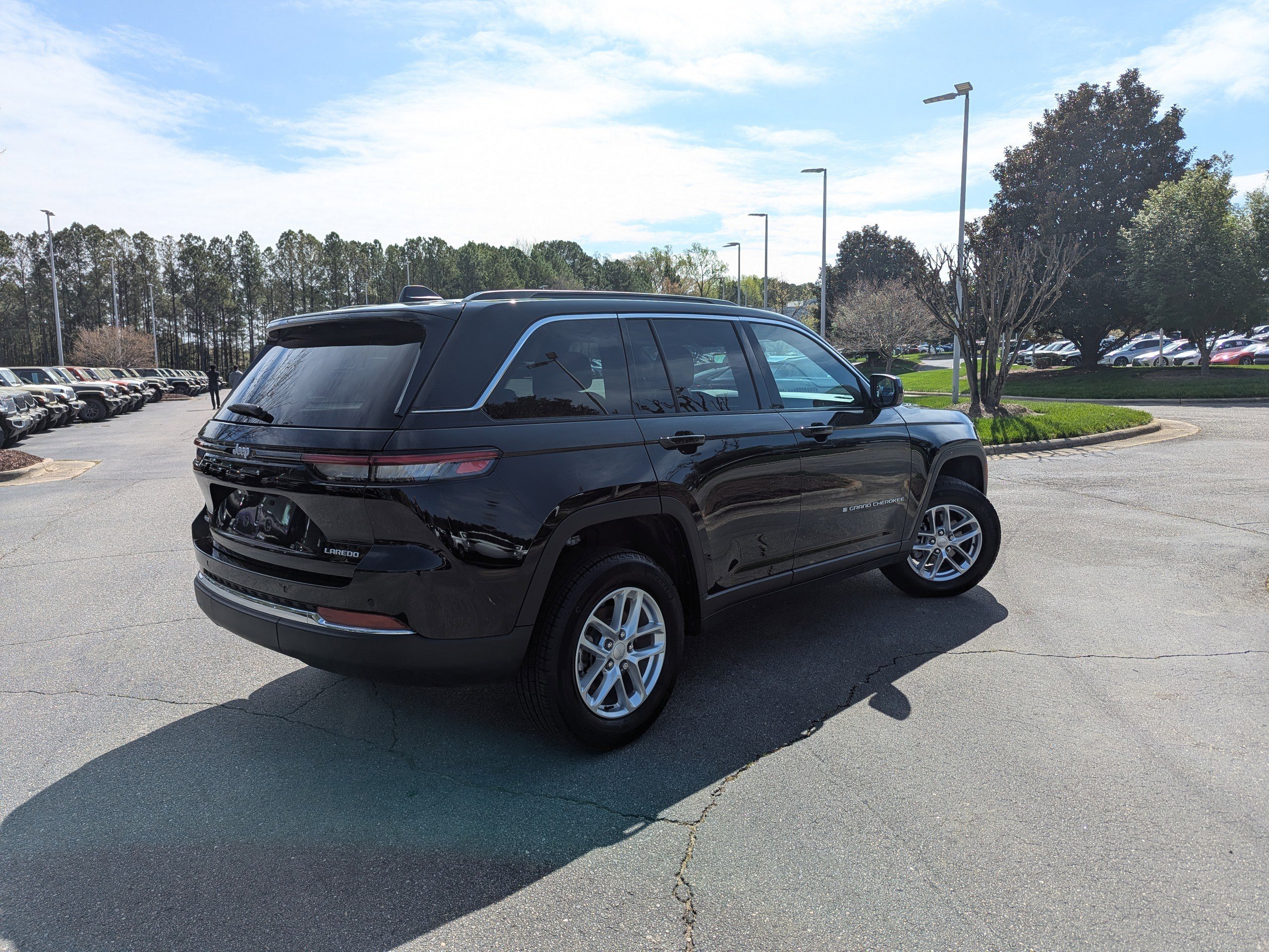 Certified 2025 Jeep Grand Cherokee Laredo X w/ Luxury Tech Group I image 5