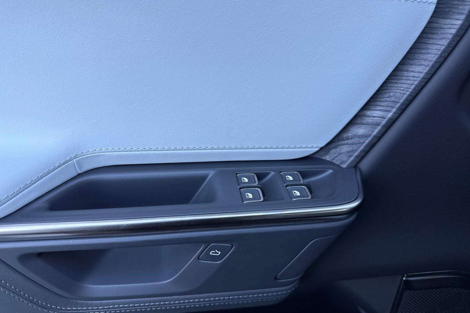 Used 2025 Rivian R1T Adventure image 12