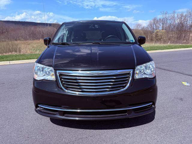 Used 2015 Chrysler Town & Country Touring FWD image 2