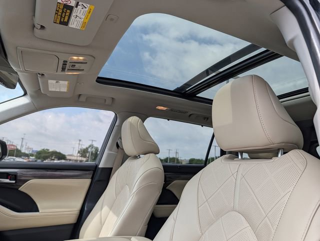 Used 2024 Toyota Highlander Platinum FWD image 31