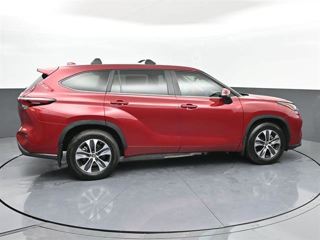 Certified 2024 Toyota Highlander XLE image 30