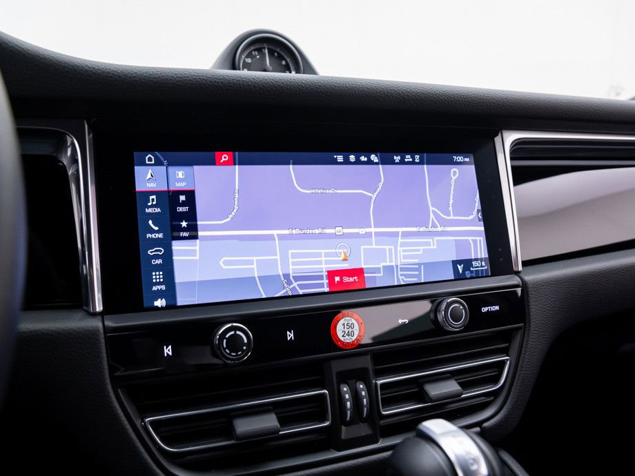 Certified 2025 Porsche Macan image 21