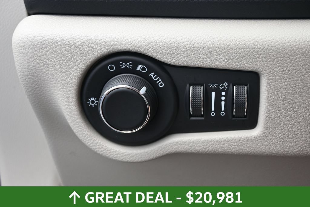 Used 2023 Chrysler Voyager LX FWD image 33