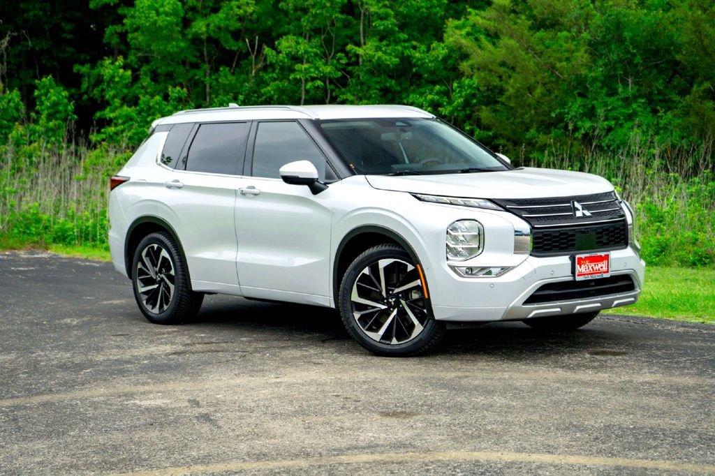 Used 2023 Mitsubishi Outlander SEL FWD image 2