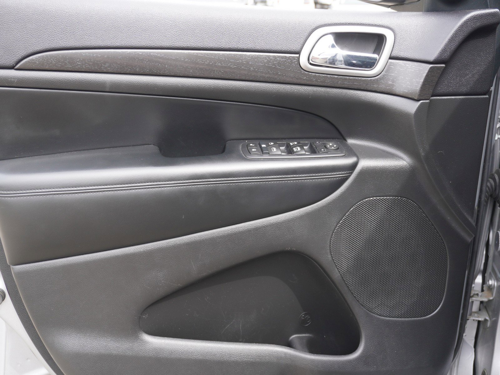 Used 2017 Jeep Grand Cherokee Altitude image 18