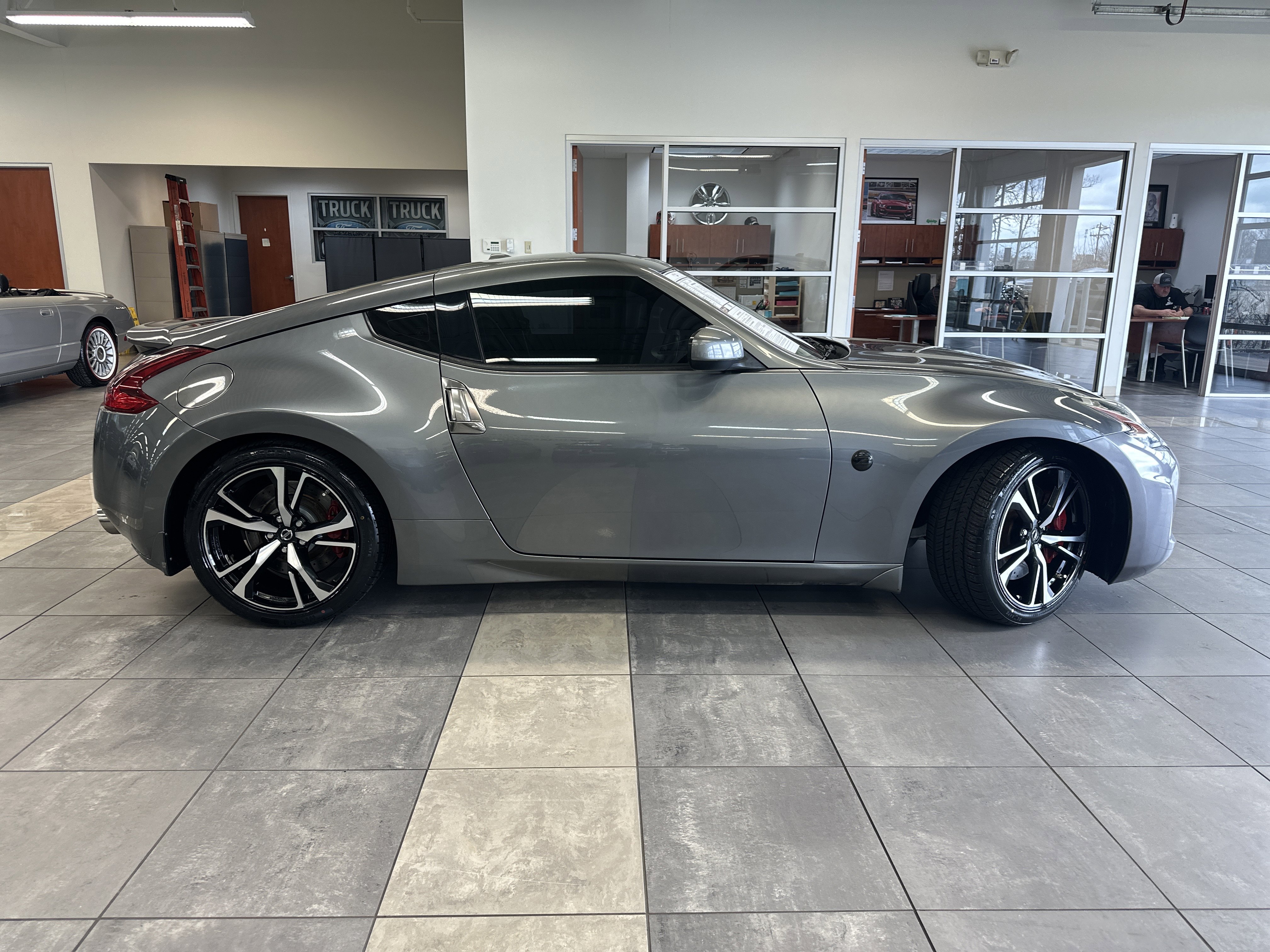 Used 2018 Nissan 370Z w/ Sport Package image 8