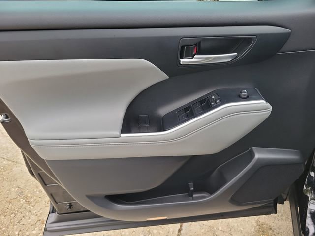 Used 2024 Toyota Highlander XLE image 13
