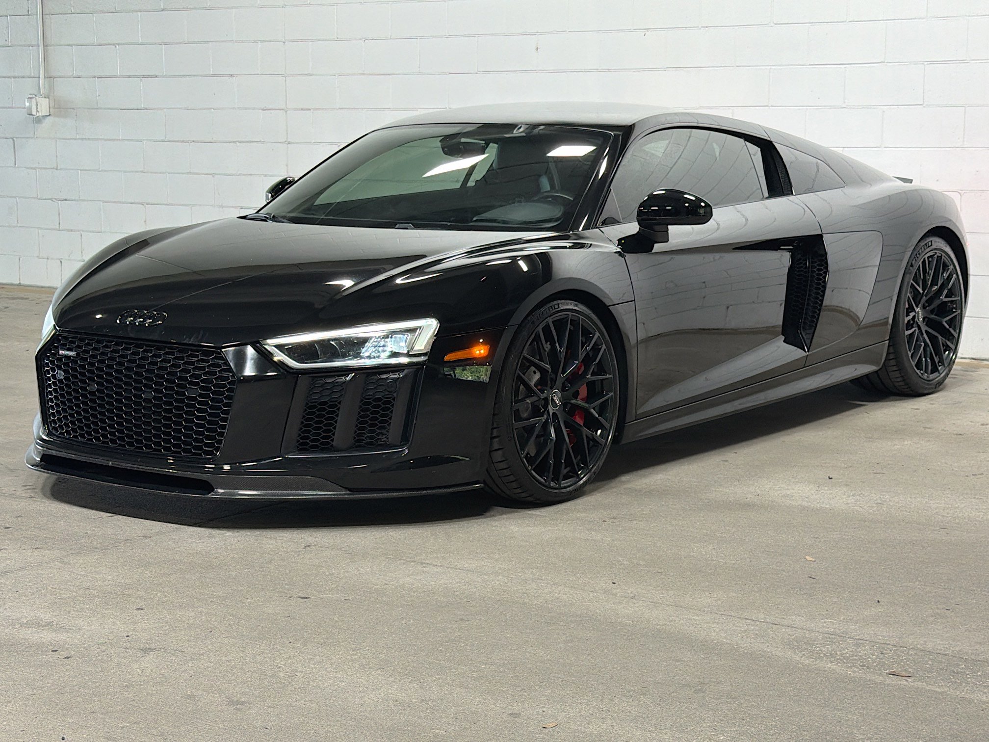 Used 2018 Audi R8 V10 w/ Premium Package RWD image 1