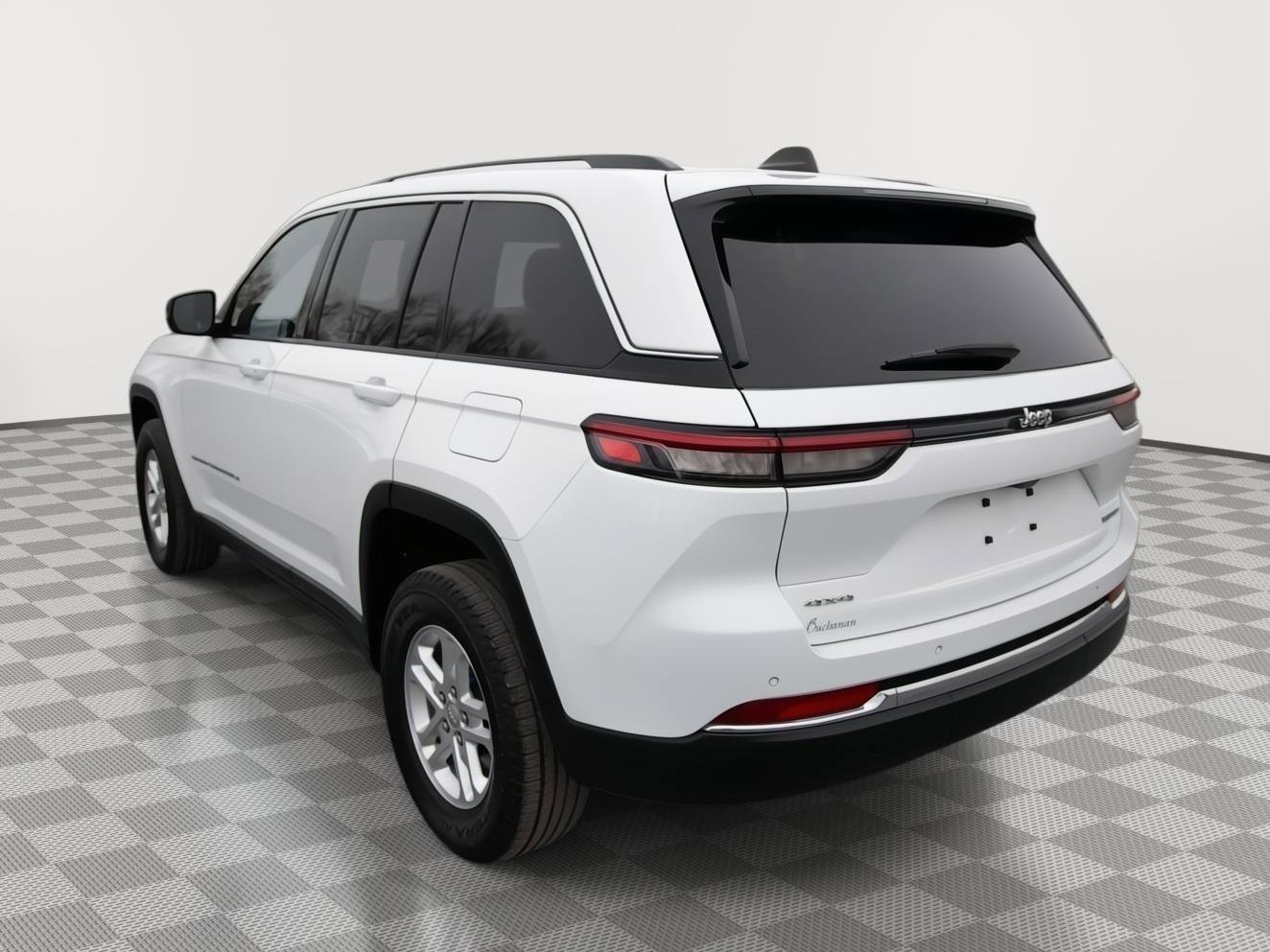 Used 2023 Jeep Grand Cherokee Laredo image 7