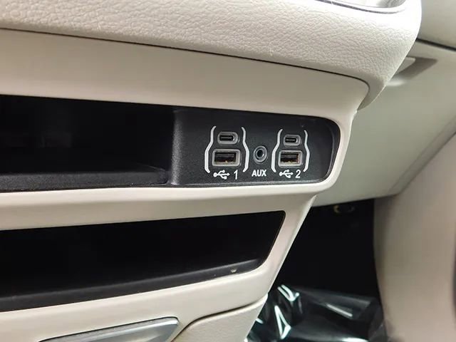 Used 2023 Chrysler Voyager LX image 18