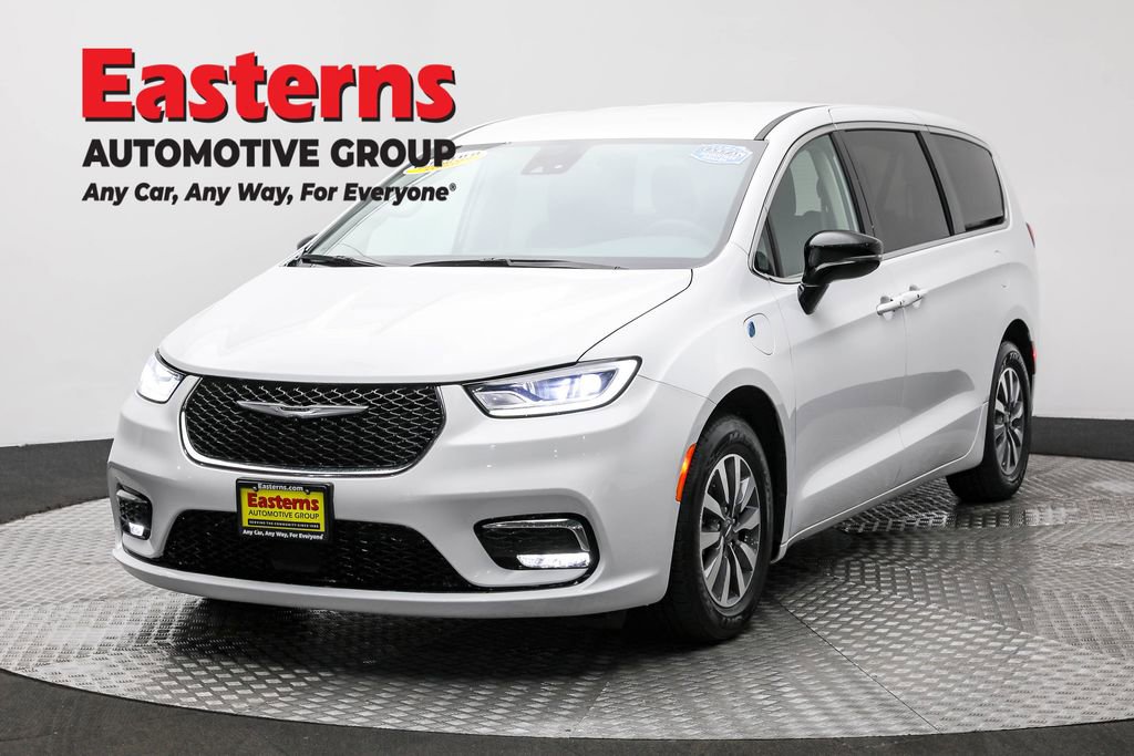 Used 2024 Chrysler Pacifica Select