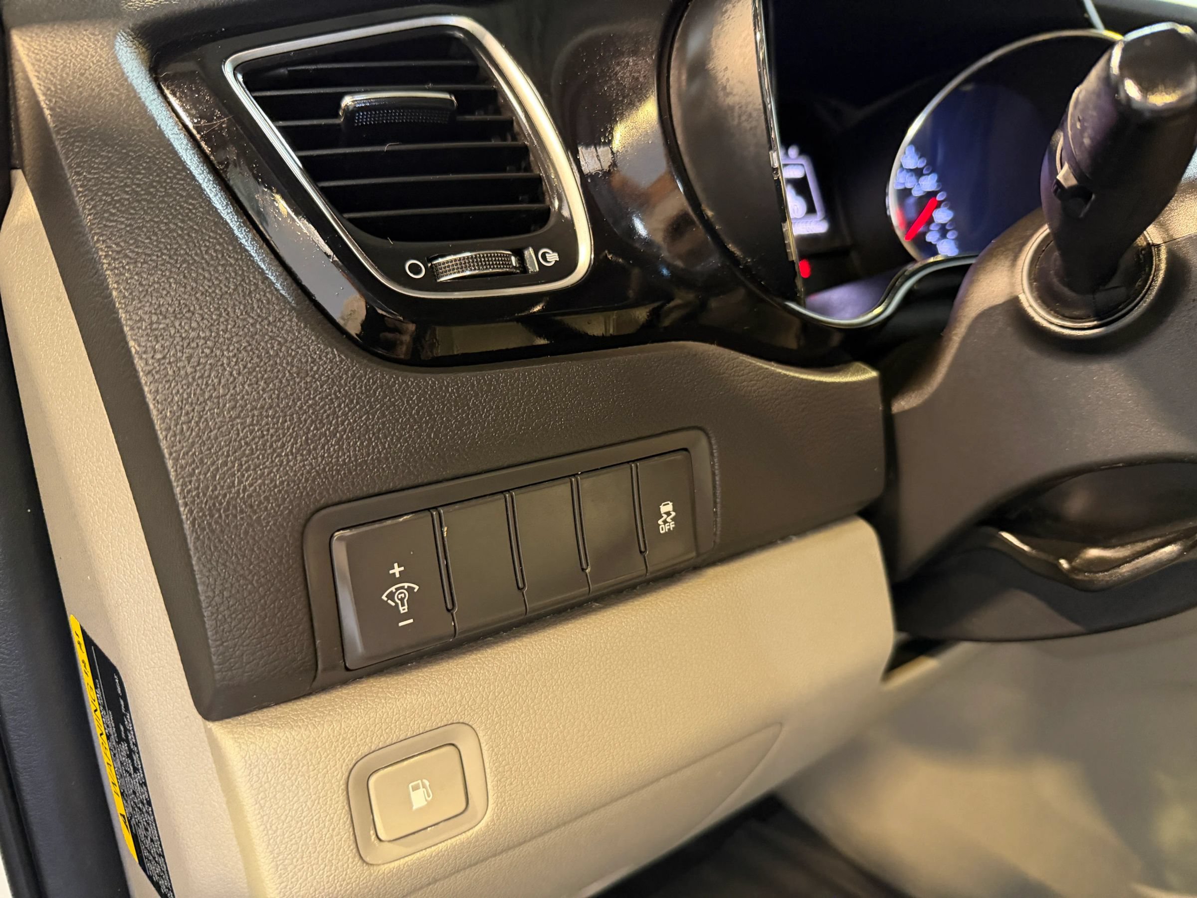 Used 2016 Kia Sedona EX FWD image 11
