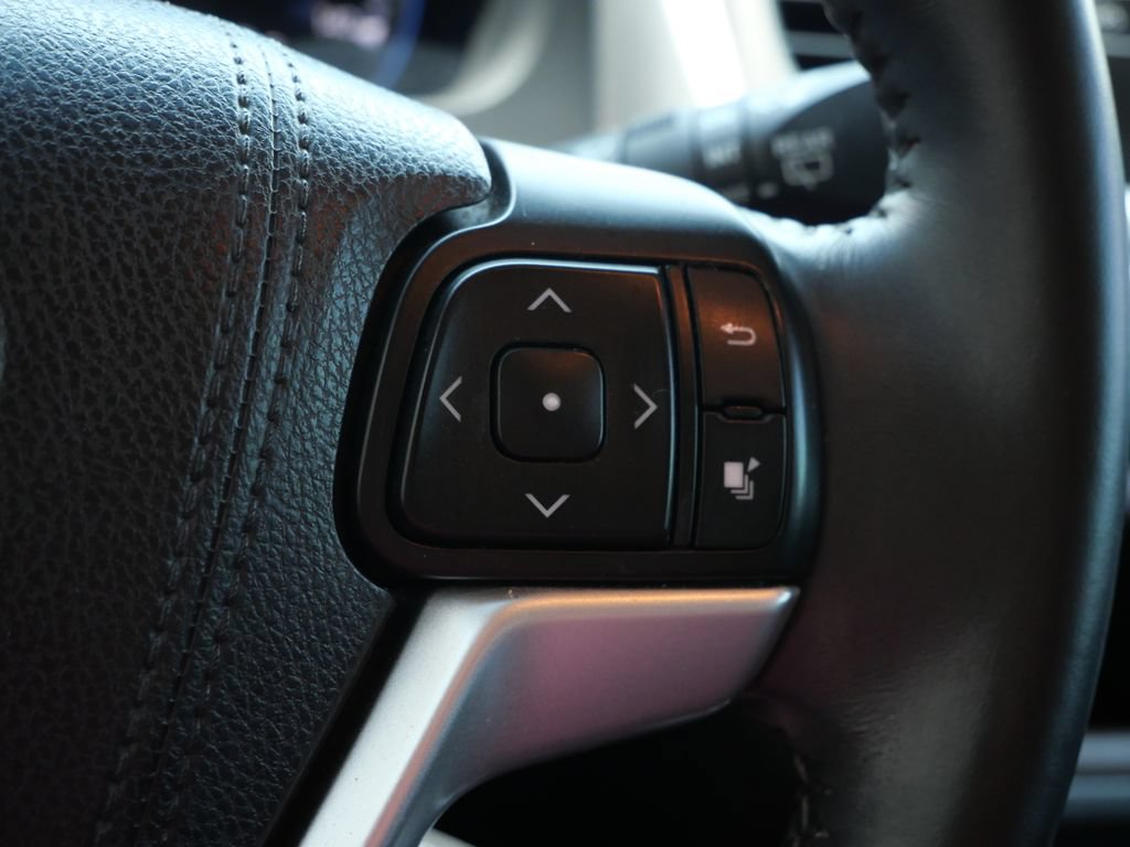 Used 2016 Toyota Highlander XLE AWD/4WD image 30