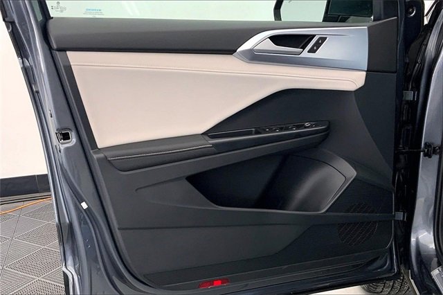 Certified 2025 Volkswagen Taos SE w/ Panoramic Sunroof Package image 23