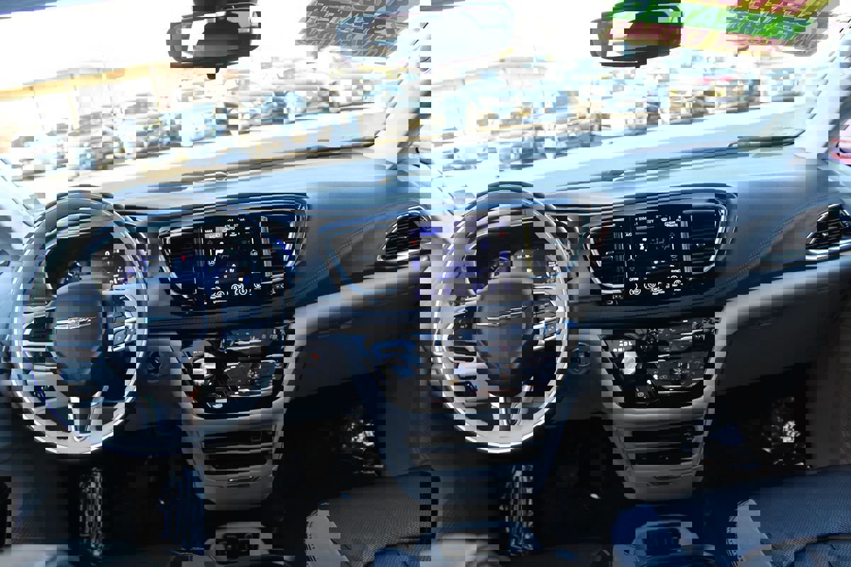 Used 2017 Chrysler Pacifica Platinum image 32