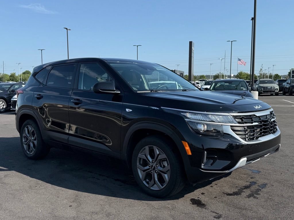 Used 2024 Kia Seltos LX AWD/4WD image 3