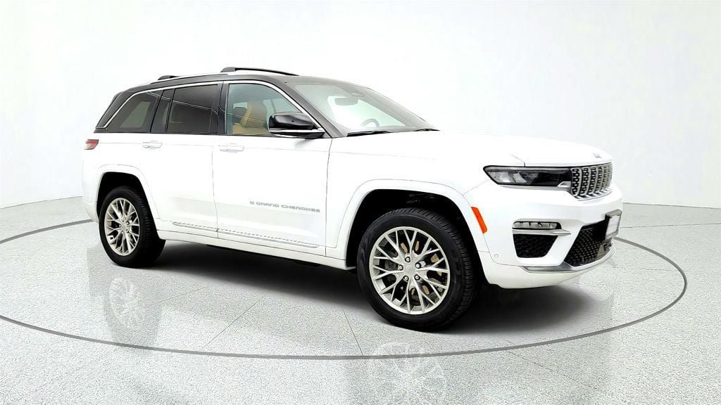 Used 2023 Jeep Grand Cherokee Summit w/ Luxury Tech Group V AWD/4WD image 3